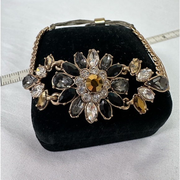 Sparkly adjustable goldtone rhinestone flowe4 bracelet - Picture 4 of 5